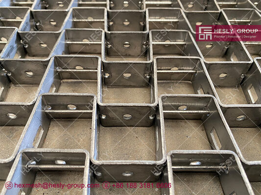 Китай Гибкая металлическая сетка с отверстиями для крепления, полосы 2x25 мм, стальной стержень 3 мм, заводские продажи HESLY Китай поставщик