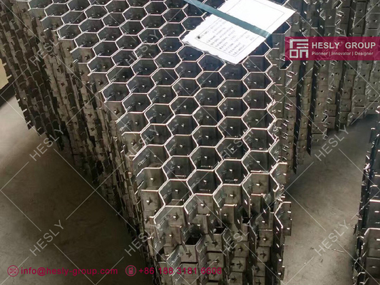 Китай Рефракторная подкладка AISI304 Hexmesh 36&quot; x 120&quot; лист глубина 50 мм толщина 2,0 мм шестиугольное отверстие 50 мм поставщик