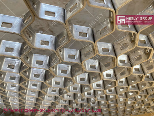 Шестерничная сетка AISI410 с круглыми отверстиями 8 мм. 20 мм высотой х 2 мм толщиной. 500х500 мм. Рефрактерная обшивка. поставщик